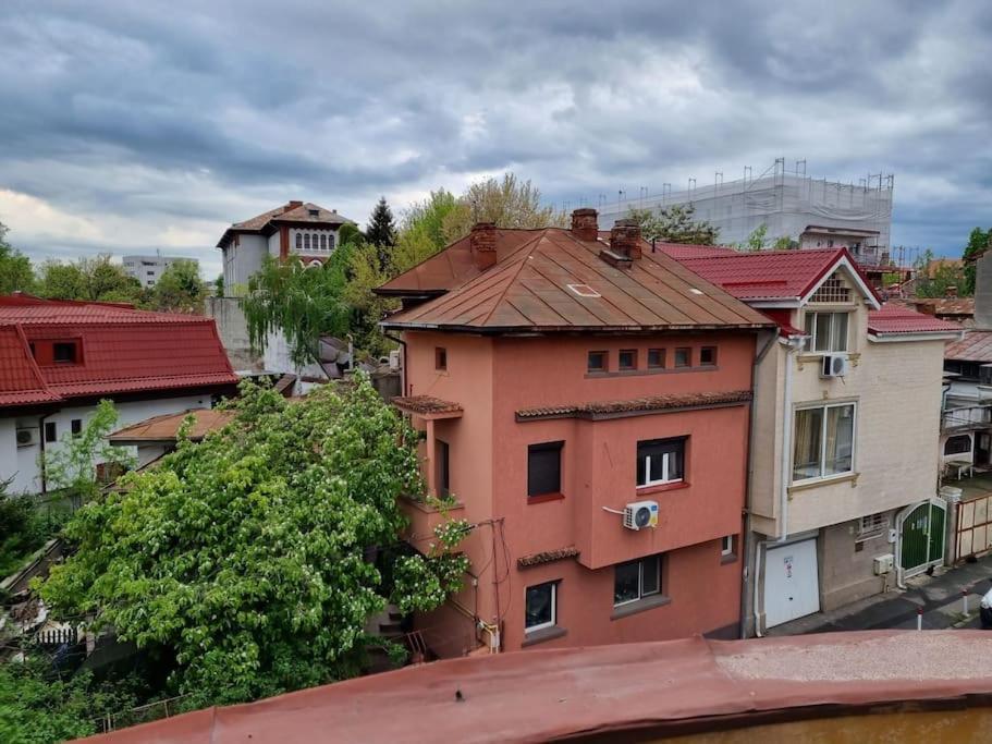 Cozy Apartment Near City Center Бухарест Экстерьер фото