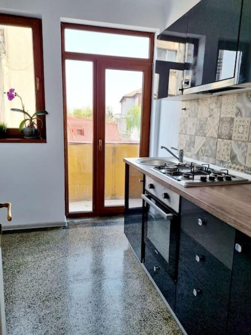 Cozy Apartment Near City Center Бухарест Экстерьер фото