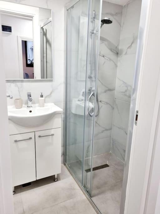 Cozy Apartment Near City Center Бухарест Экстерьер фото